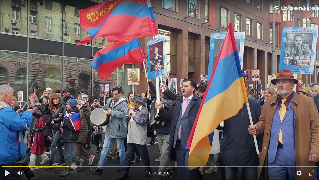 Livemoetv. Парад в Армении 9 мая 2022 года. Бессмертный полк армяне. Шествие с флагами в центре Еревана. Празднование 9 мая в Армении 2022 года.